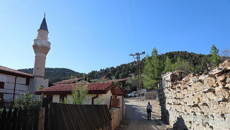 Antalya'daki Sarıhacılar Camisi yenilenen çehresiyle ziyaretçilerini ağırlıyor