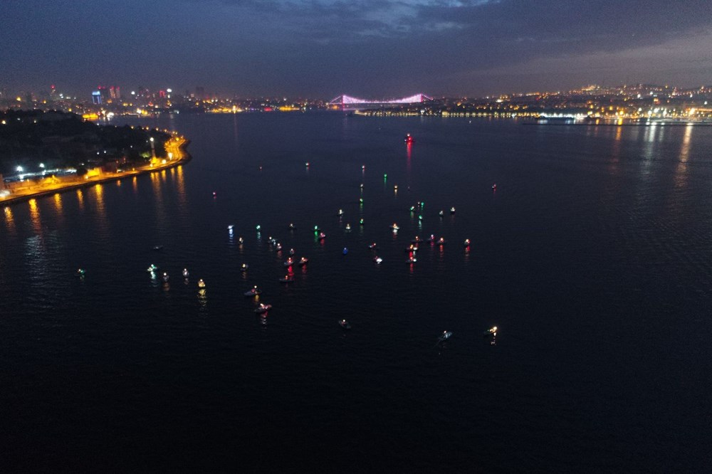 İstanbul Boğazı'nda balıkçıların zorlu mesaisi - 1