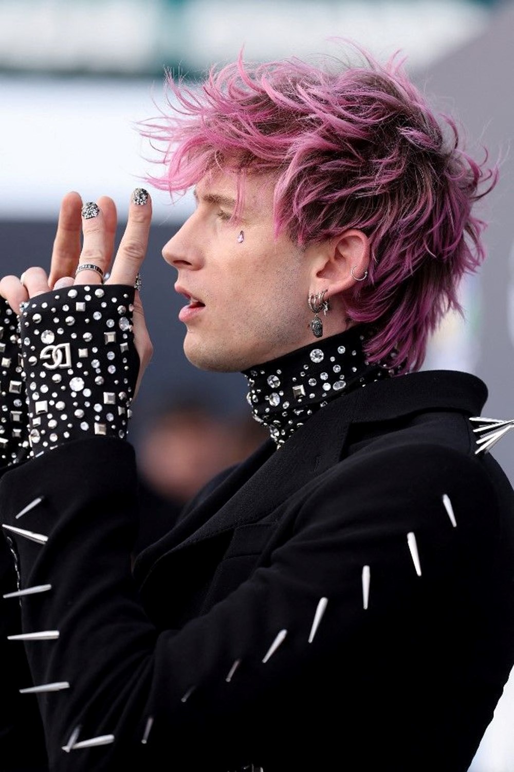 Machine Gun Kelly 2022 Billboard Müzik Ödülleri için 30 bin dolarlık manikür yaptırdı - 5