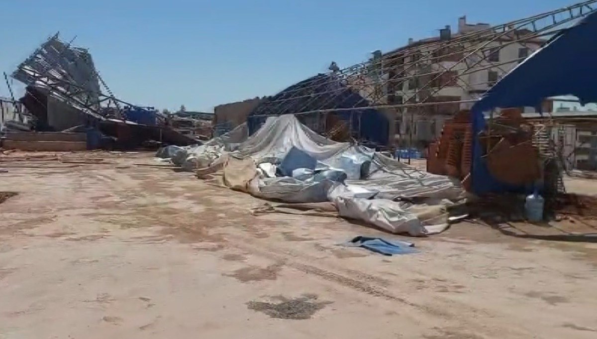 Şiddetli rüzgar yemekhanenin çatısını uçurdu Şiddetli rüzgar yemekhanenin çatısını uçurdu
