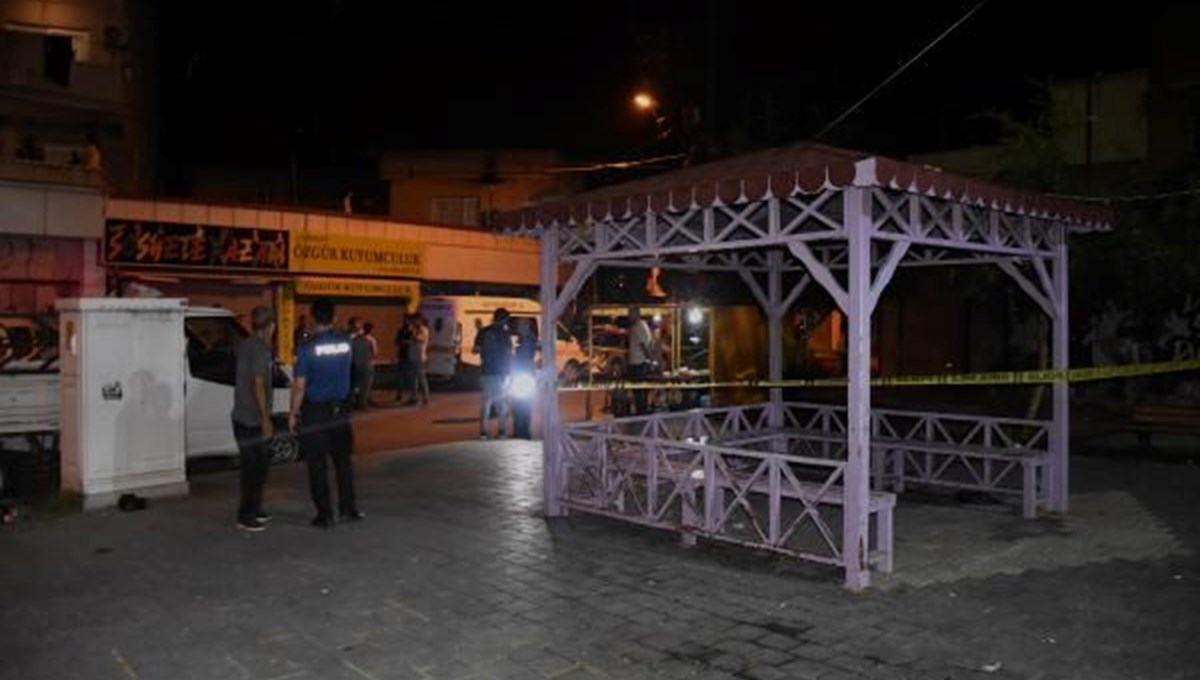 Parkta oturan arkadaş grubuna kurşun yağdırdılar: 4 yaralı Parkta oturan arkadaş grubuna kurşun yağdırdılar: 4 yaralı