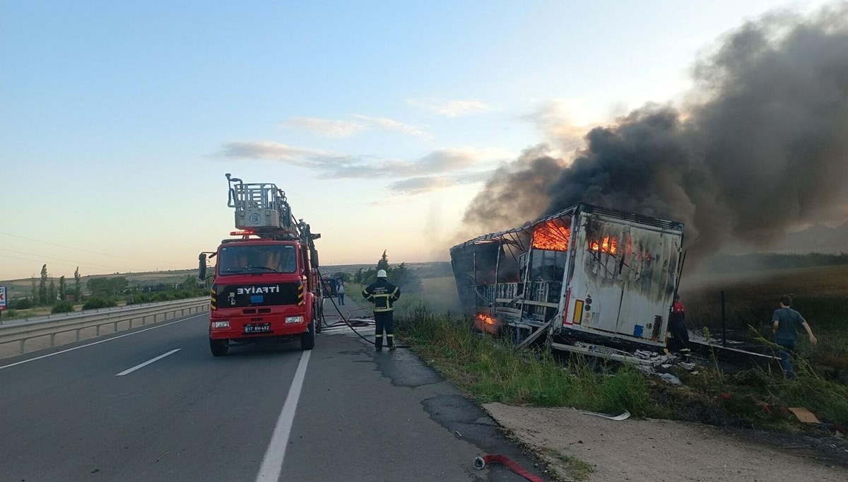 Çanakkale'de TIR alev alev yandı