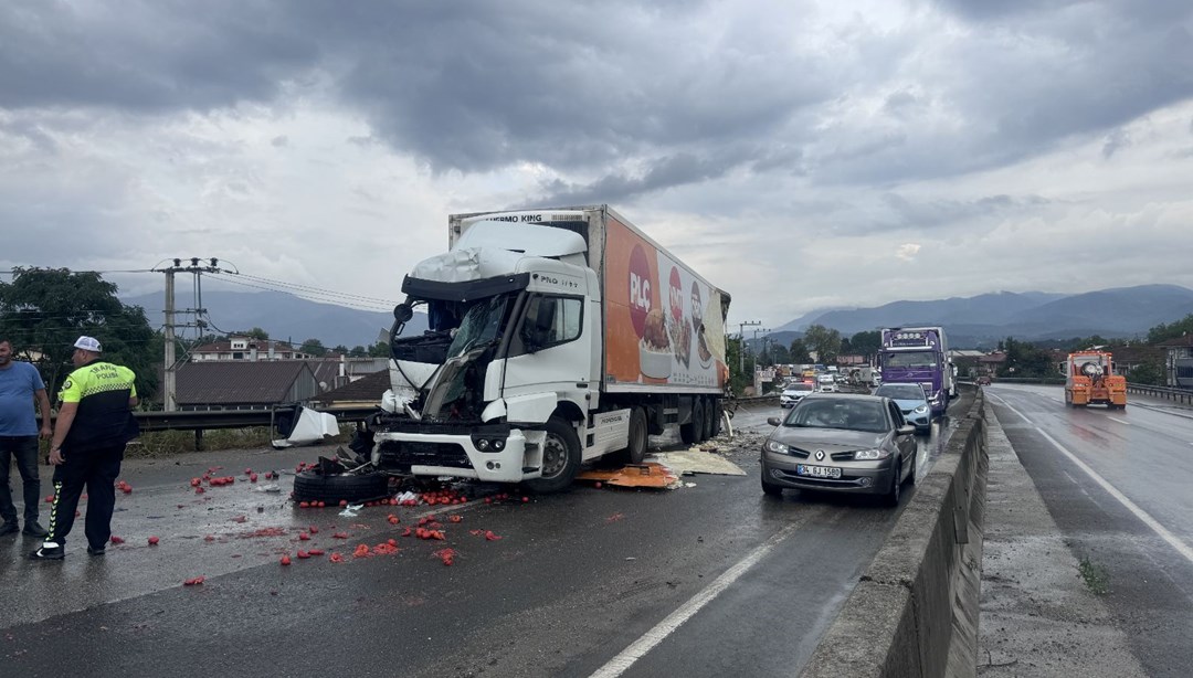 Sakarya'da 4 araç birbirine girdi: 1'i ağır 3 yaralı