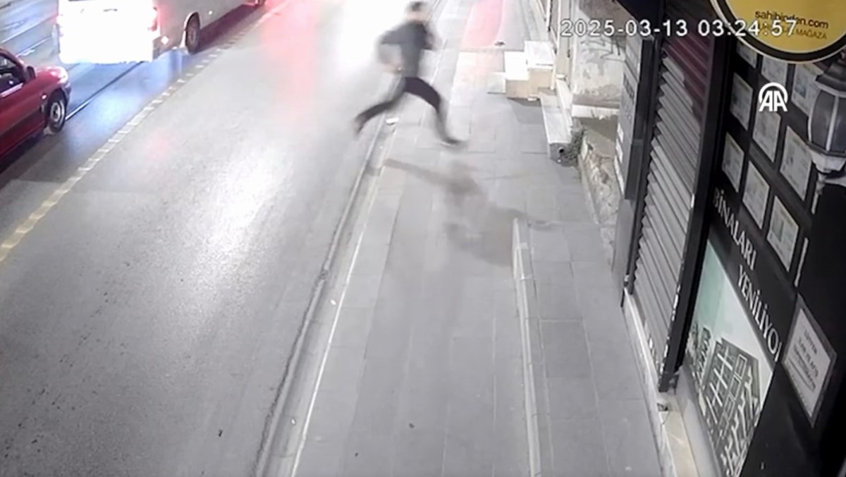 Şüphelinin cinayetin meydana geldiği sokaktan koşarak, uzaklaşması güvenlik kamerasınca kaydedildi