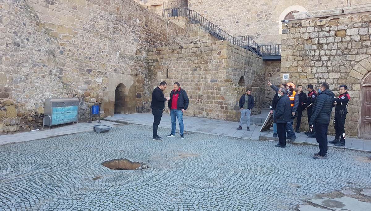 Niğde Kalesi'nde oluşan göçük, 200 metrelik kaçak tüneli ortaya çıkardı