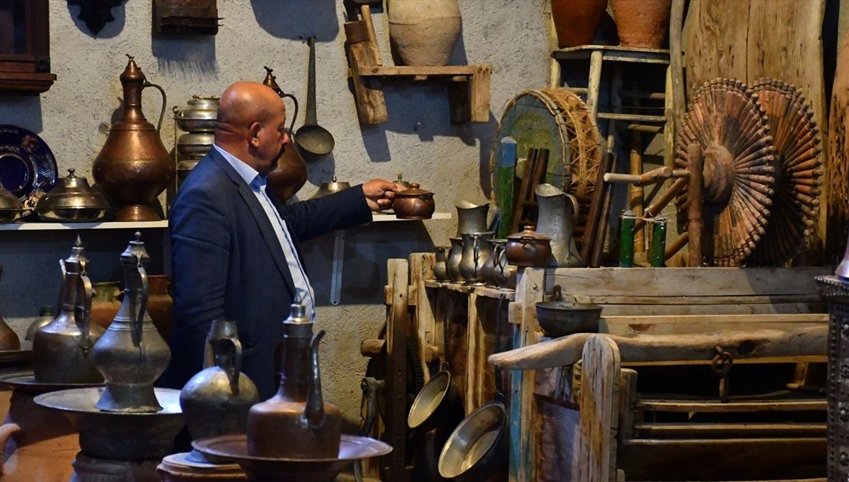 Sivaslı çiftçinin antikalarla donattığı garajı küçük bir müzeyi andırıyor
