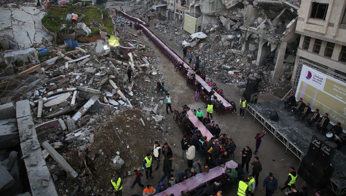 Gazze'de yıkım ve enkaz arasında iftar