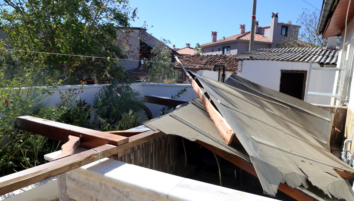 Kuvvetli rüzgar etkili oldu: Caminin minaresi yıkıldı, evin çatısı uçtu