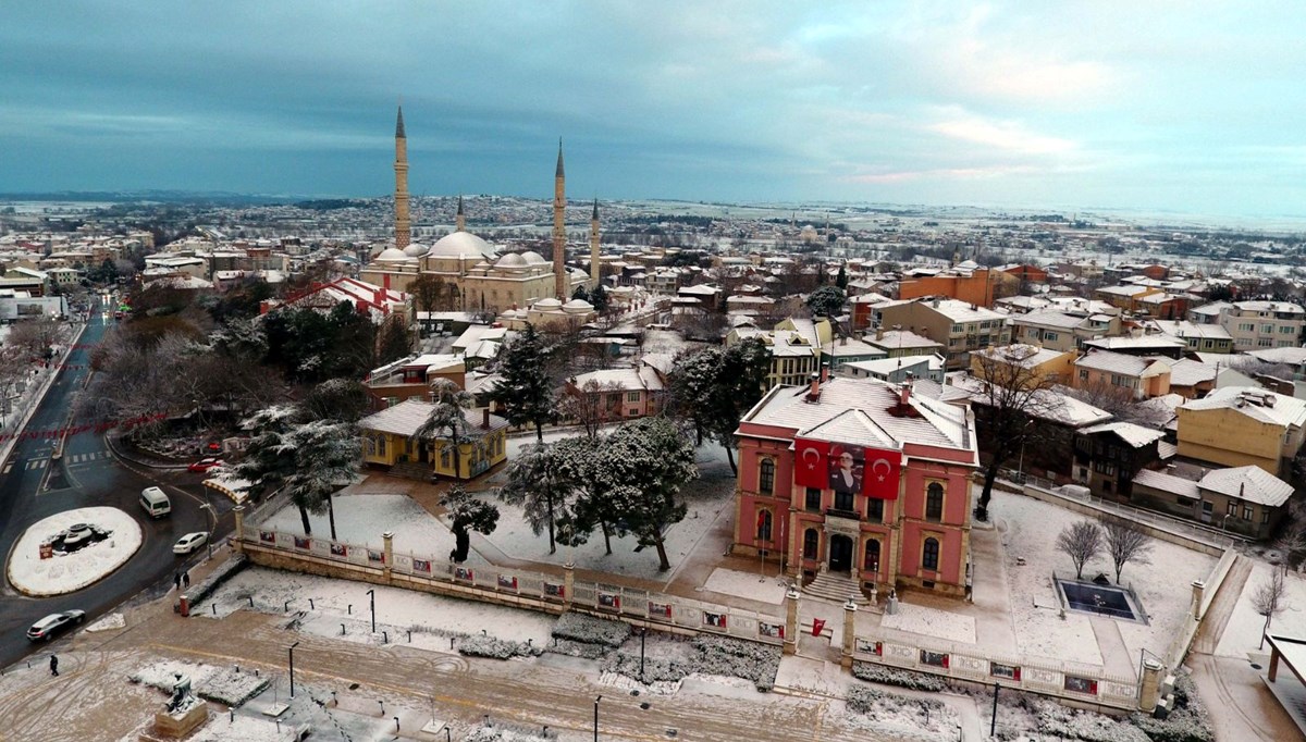 Edirne’de soğuk hava: Kar aralıklarla sürüyor, yollar buz tuttu