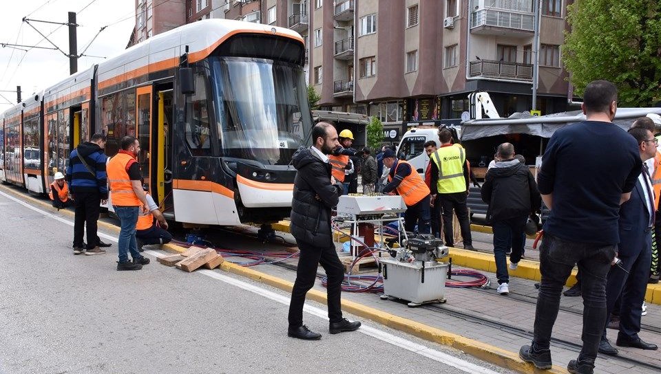 Tramvay yolundan giden servis direğe çarptı