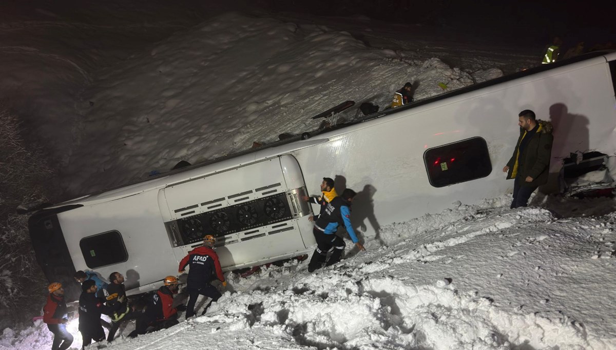 Bingöl'de yolcu otobüsü şarampole devrildi