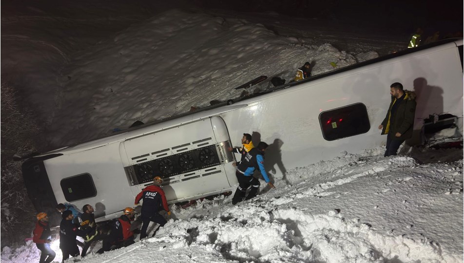 Bingöl'de yolcu otobüsü şarampole devrildi: 5 ölü, 31 yaralı - Son Dakika Türkiye Haberleri | NTV Haber