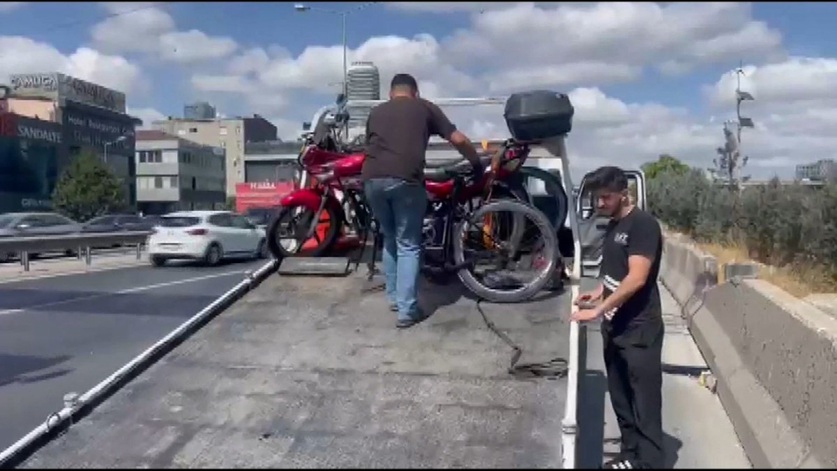Kazada yola savrulan motosiklet ve Ekici Kazada yola savrulan motosiklet ve Ekici