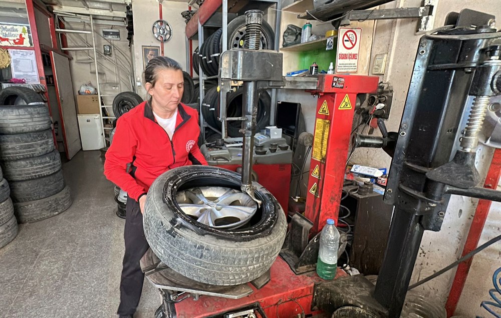 54 Yaşındaki Kadın Kanserle Mücadeleyi Kazandı ve Lastik Tamirinde Zafer Kazandı. 74 FHGH W7b10e4SPhuF33qmQ