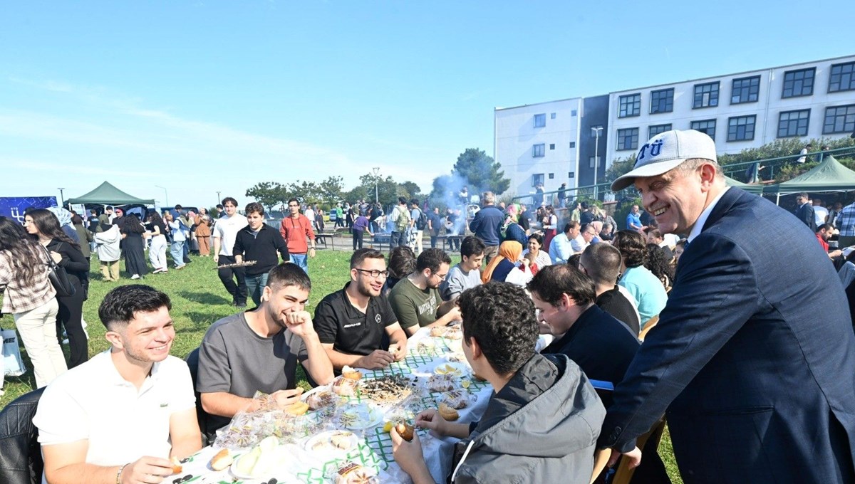 2 saatte 3 ton hamsi yediler