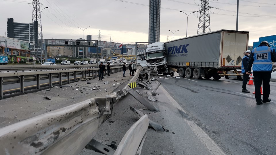 SON DAKİKA HABERİ: İstanbul'da E-5'te TIR bariyerlere çarptı, trafik durdu - 1