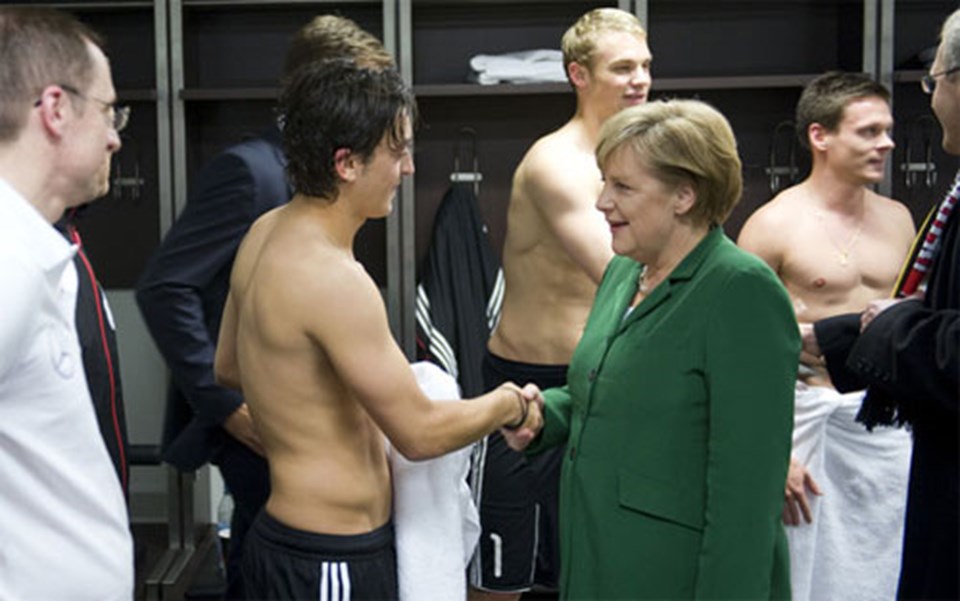 'Soyunma odasındaki Merkel' gücendirdi  - 1
