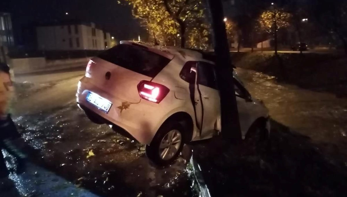 16 yaşındaki genç babasından habersiz otomobili kaçırdı: Sonu hastanede bitti