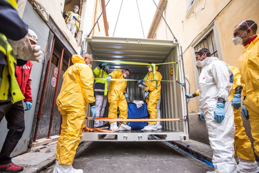 Fransa’da 300 kiloluk adam vinç yardımı ile evden çıkarıldı - 3