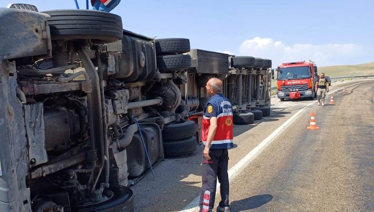 İran TIR'ı kaza yaptı: 1 yaralı