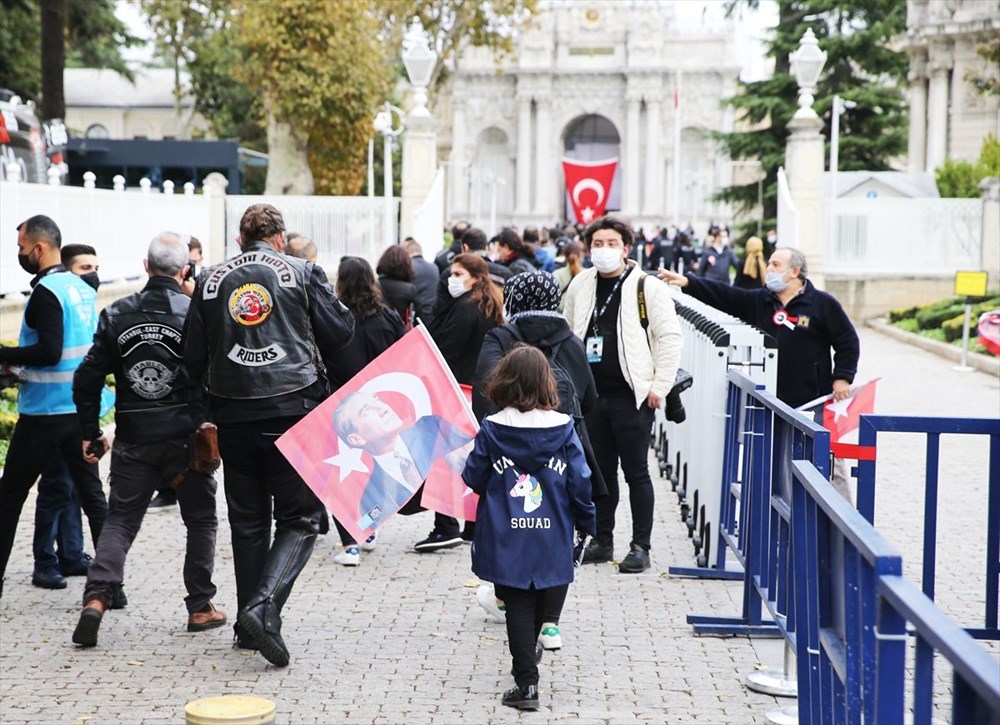 Vatandaşlar, Dolmabahçe Sarayı'nda Atatürk'ü andı - 11