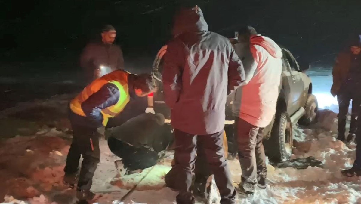 Artvin’de kar nedeniyle araçlarıyla mahsur kalan 4 kişi kurtarıldı Artvin’de kar nedeniyle araçlarıyla mahsur kalan 4 kişi kurtarıldı