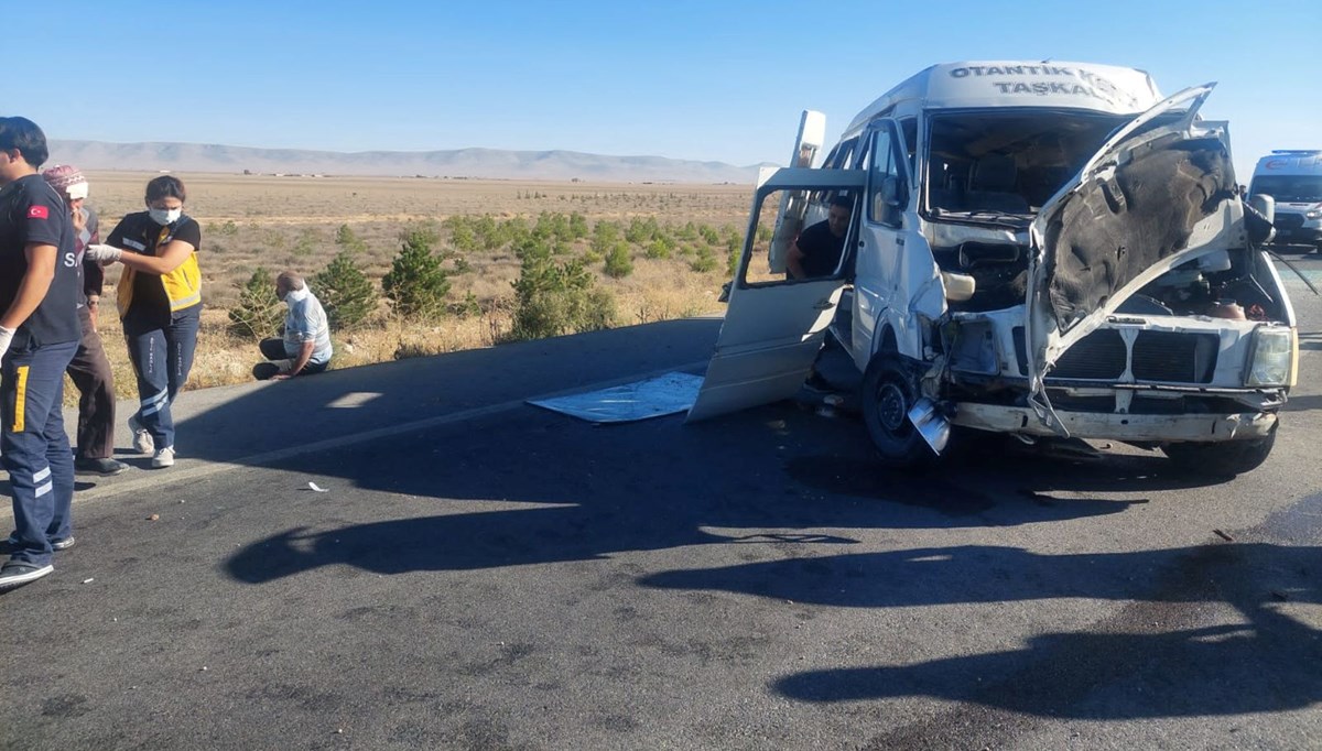 Lastiği patlayan yolcu minibüsü devrildi: 1 ölü, 11 yaralı