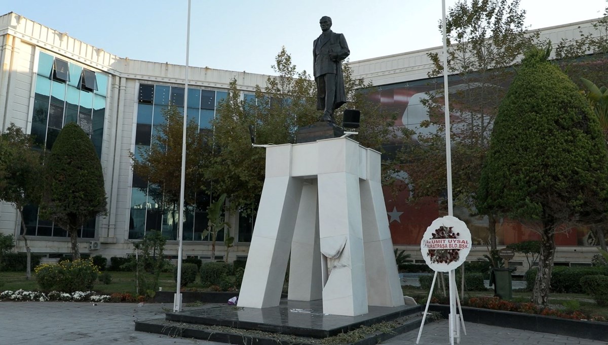 Atatürk Anıtı'na balyozlu saldırı Atatürk Anıtı'na balyozlu saldırı