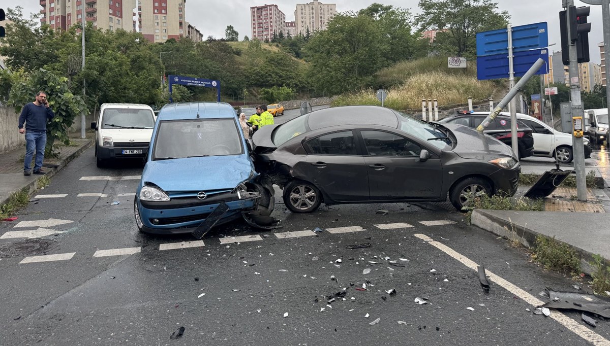 Kağıthane'de 3 aracın karıştığı kaza: 3 yaralı Kağıthane'de 3 aracın karıştığı kaza: 3 yaralı