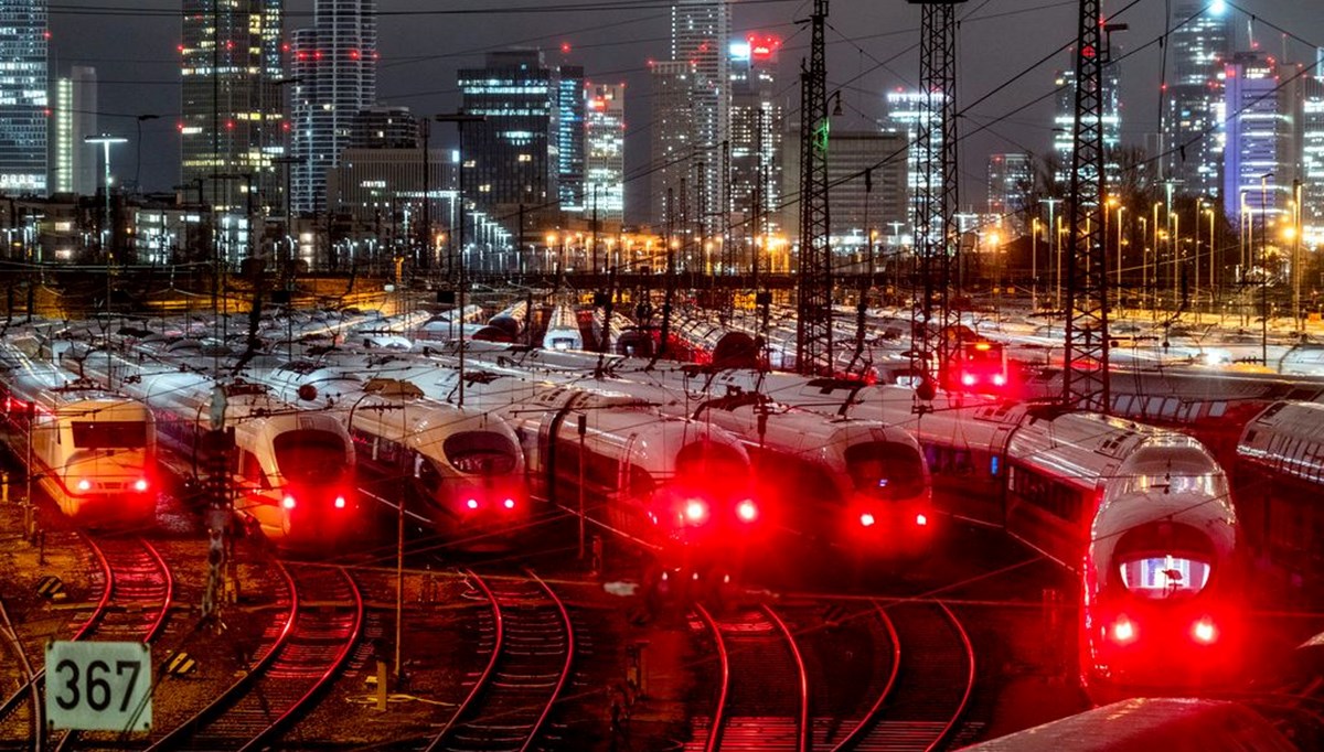 Almanya'da grev: Demiryolu trafiği durma noktasına geldi