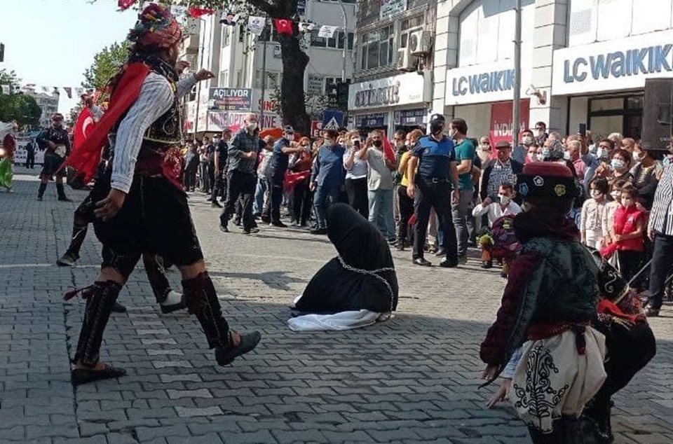 Tepki çeken görüntü sonrası Edremit Kaymakamı merkeze alındı - 2