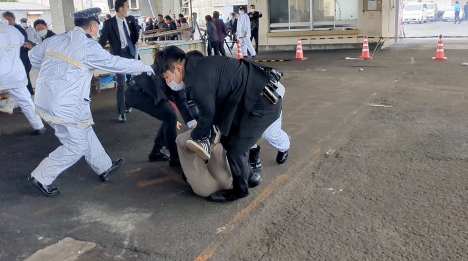 Japonya Başbakanı Kishida'ya sis bombası fırlatıldı - 1