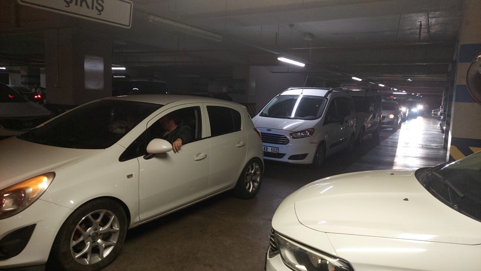 AVM otoparkında "egzoz gazı" paniği - 1