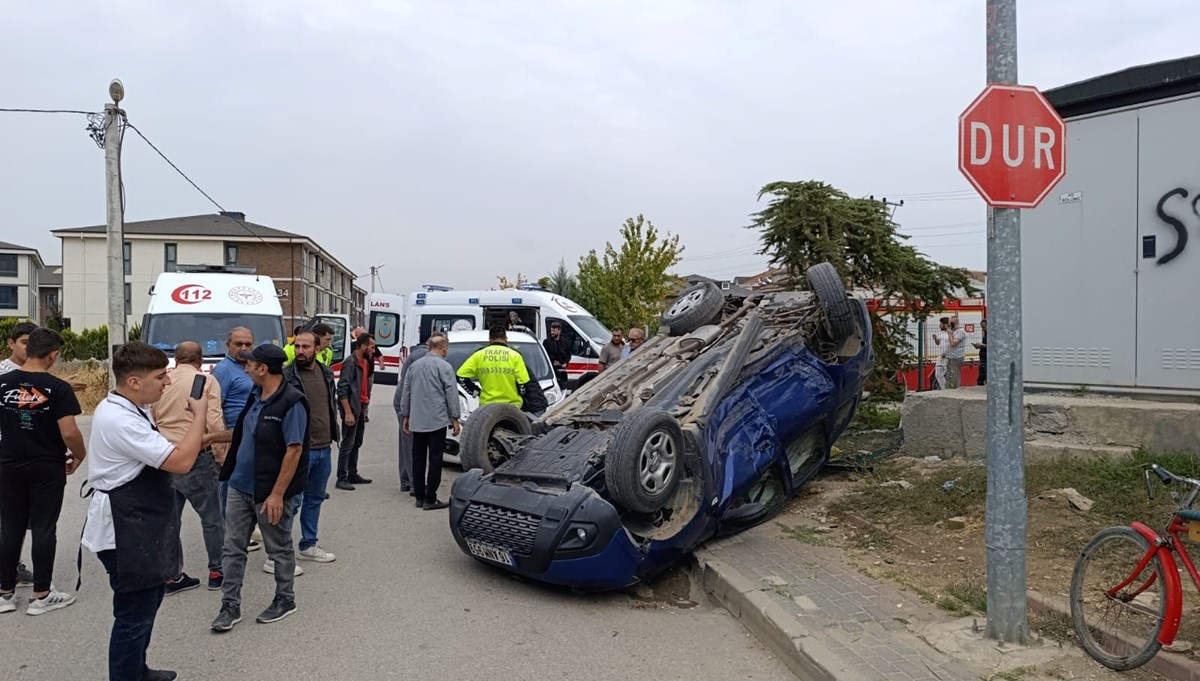 Bursa'da hafif ticari araçla çarpışan cip takla attı