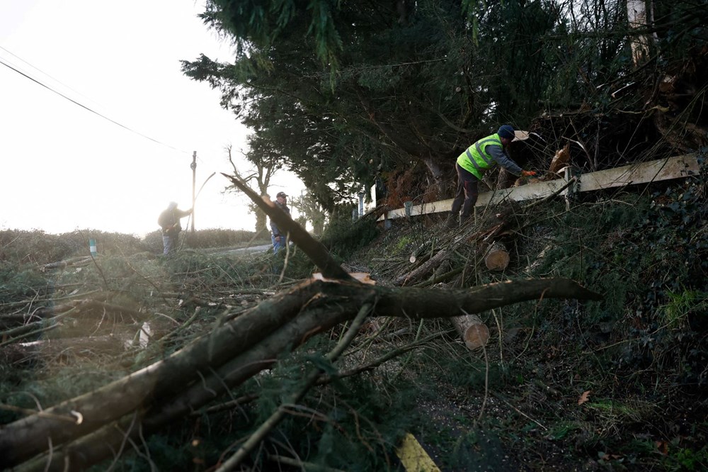 Yüzyılın en güçlü fırtınası: Rüzgar rekor kırdı, evler elektriksiz kaldı! - 10