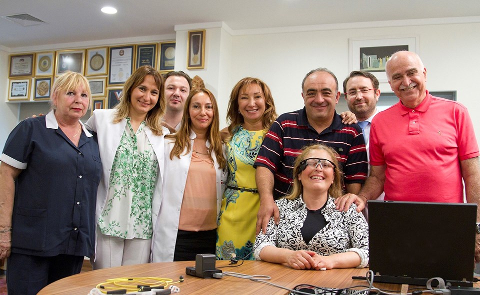 Türkiye'nin ilk biyonik göz ameliyatıyla 20 yıl sonra ışığa kavuştu - 4