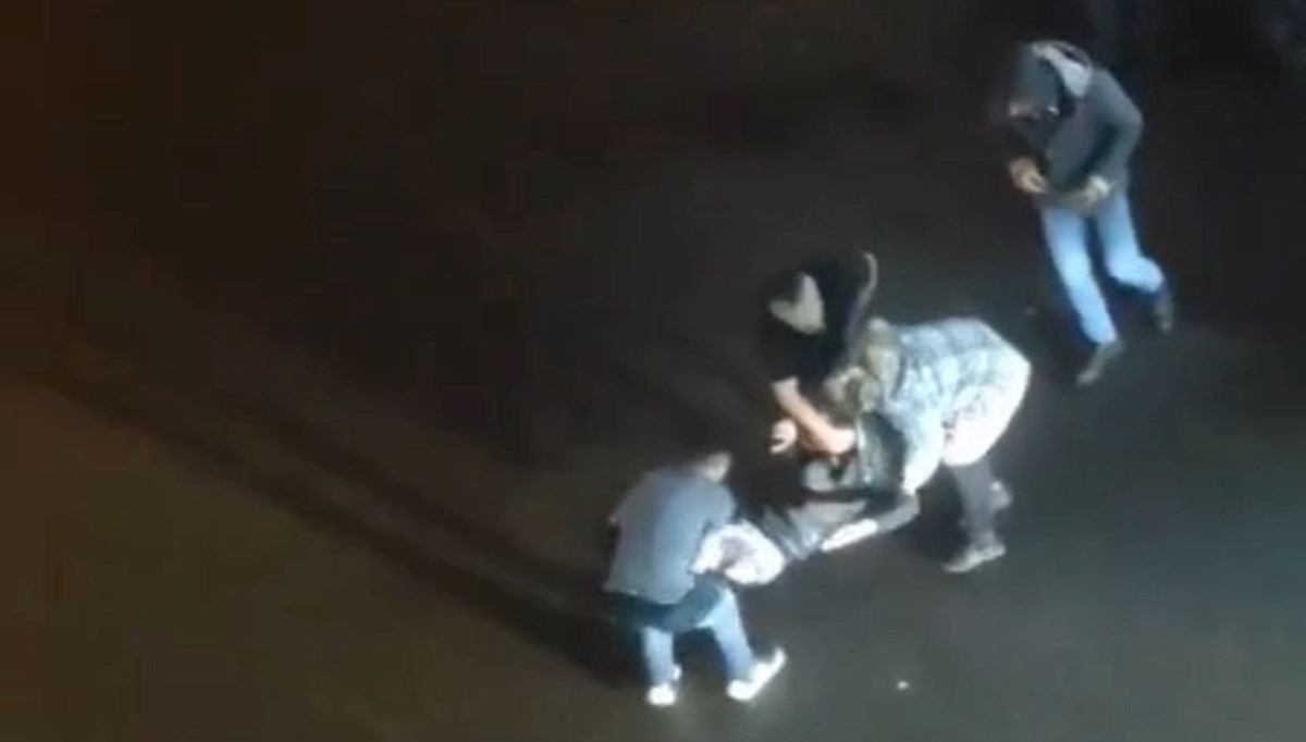Husumetli arkadaşların kavgasında kan aktı (Boğazından bıçaklayıp ağır yaraladı) Husumetli arkadaşların kavgasında kan aktı (Boğazından bıçaklayıp ağır yaraladı)