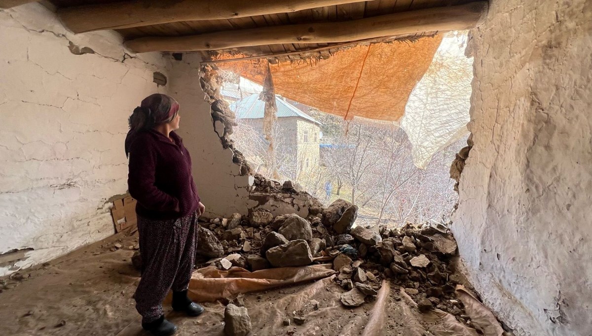 4,8’lik deprem sınır köyünde hasara neden oldu: Evlerin duvarları yıkıldı 4,8’lik deprem sınır köyünde hasara neden oldu: Evlerin duvarları yıkıldı