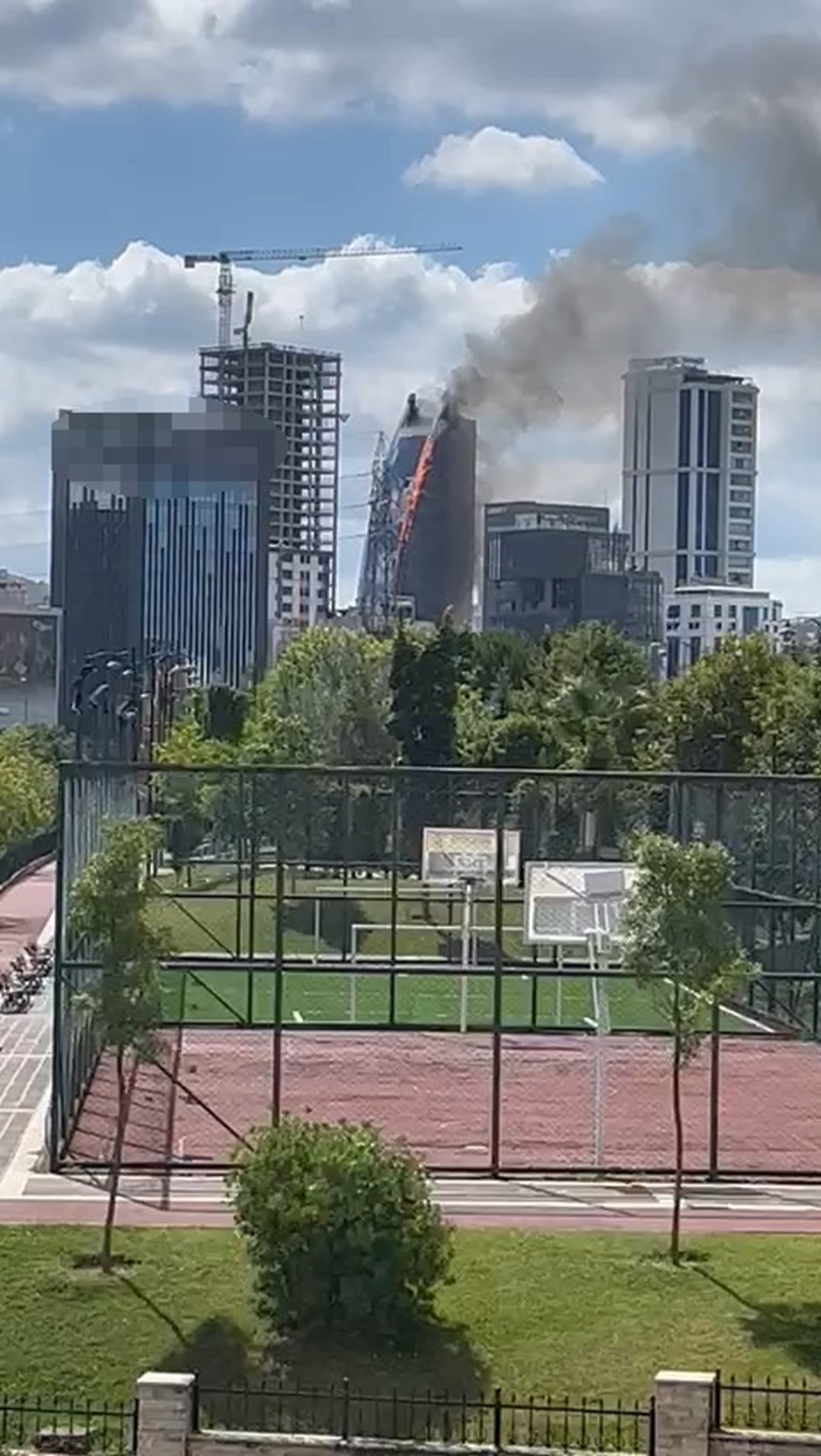 Ataşehir'de 17 katlı iş merkezinde yangın - 1