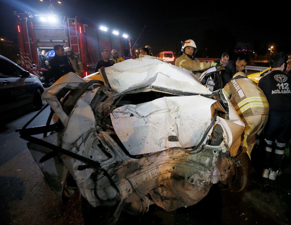 İstanbul'da İETT otobüsü kaza yaptı: 1'i ağır 3 yaralı - 1