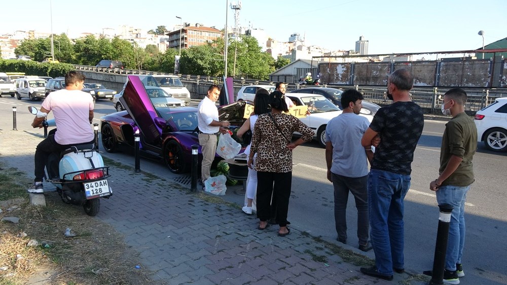 Beyoğlu'nda lüks otomobilde 5 liraya karpuz sattı - 4