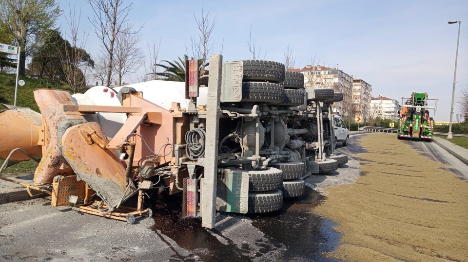 İstanbul'da beton mikseri devrildi - 1