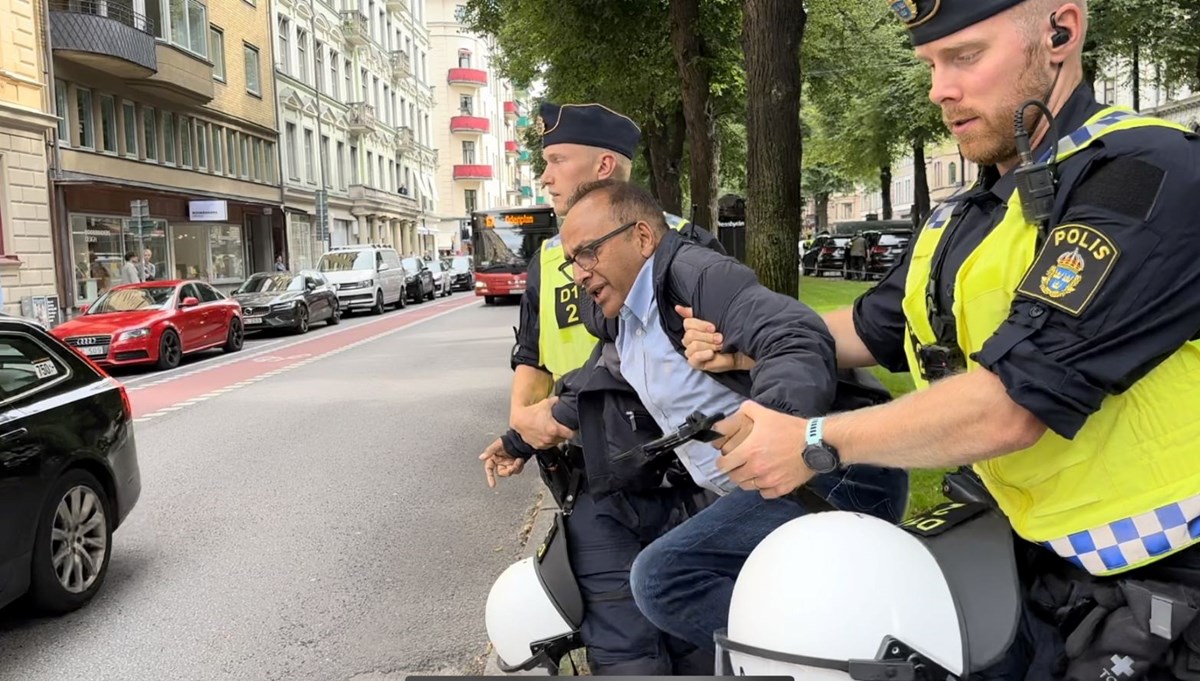 İsveç'te Kur'an-ı Kerim yakılmasına karşı çıkan kişiye polis müdahale etti İsveç'te Kur'an-ı Kerim yakılmasına karşı çıkan kişiye polis müdahale etti