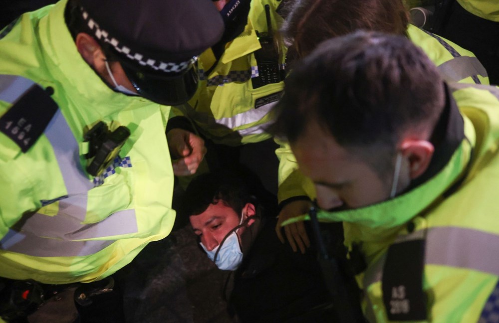 İngiltere'de polise öfke dinmiyor - 10