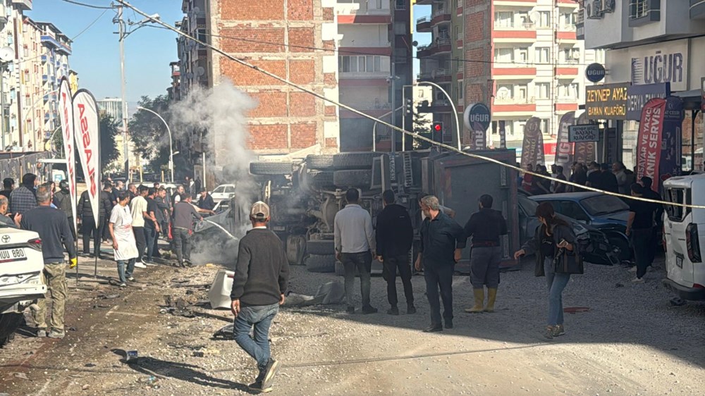 Malatya'da freni arızalanan kamyon 15 araca çarptı: Yaralılar var - 8