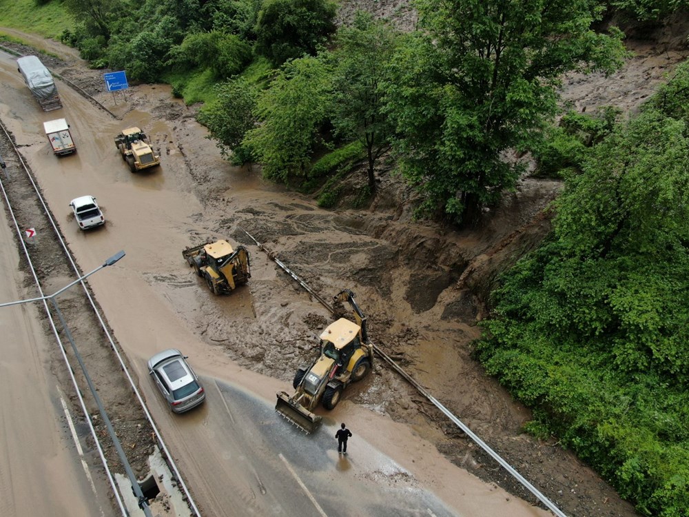Trabzon-Gümüşhane yolunu taş ve çamur kapattı: Ulaşım tek şeritten sağlanıyor - 3