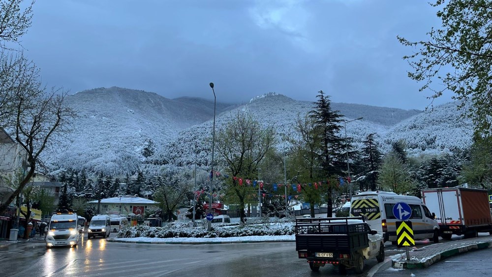 Gece boyunca kar yağdı: Nisan ayına bir vilayet beyaza büründü 74