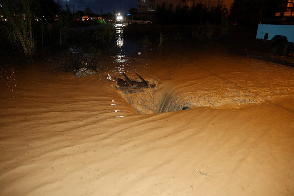 Manavgat'ta yoğun yağış etkili oldu, yollar göle döndü - 8