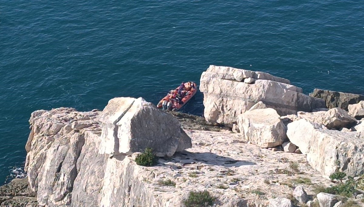 Rus turistler kayalık alanda mahsur kaldı Rus turistler kayalık alanda mahsur kaldı