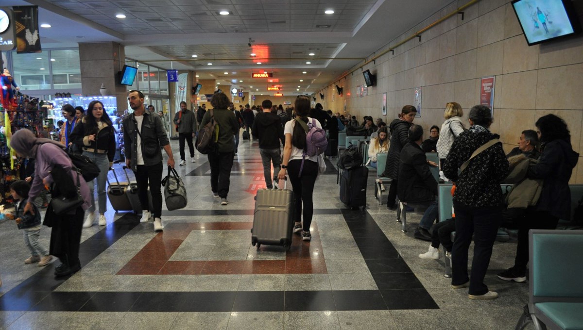 Tren istasyonunda bayram yoğunluğu